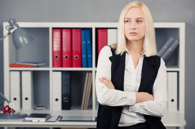 Retrato de mujer de negocios seria