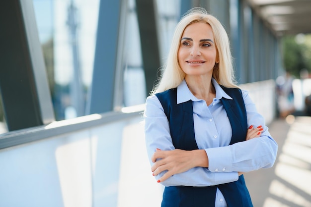 Retrato de mujer de negocios sonriendo al aire libre