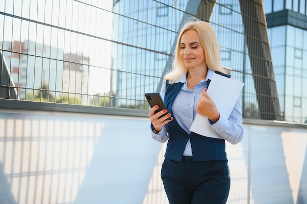 Retrato de mujer de negocios sonriendo al aire libre