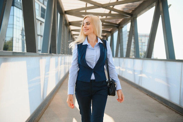 Retrato de mujer de negocios sonriendo al aire libre