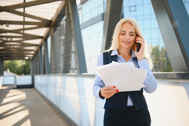 Retrato de mujer de negocios sonriendo al aire libre