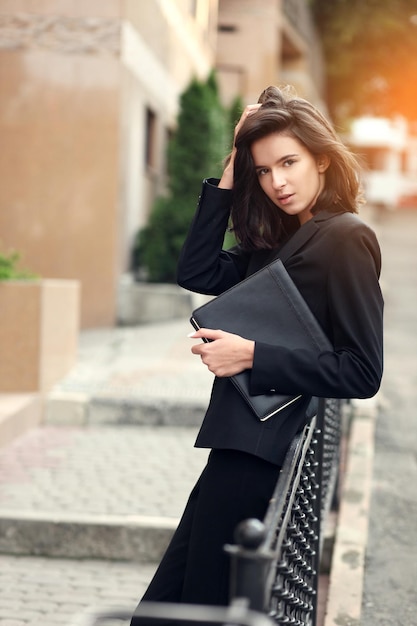 Retrato de mujer de negocios sonriendo al aire libre