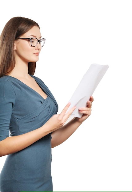 Retrato de mujer de negocios sonriente con carpeta de papel, aislado sobre fondo blanco.