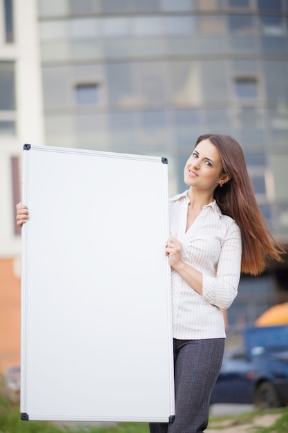 Foto retrato de mujer de negocios sonriente cerca de rotafolio