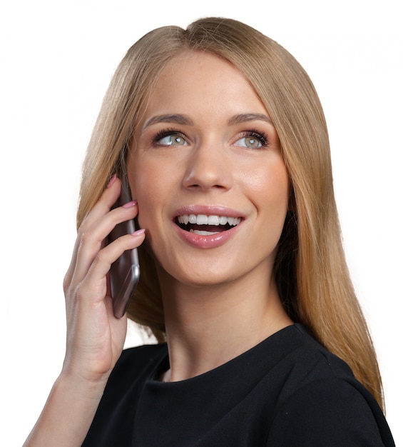 Retrato de mujer de negocios sonriente hablando por teléfono