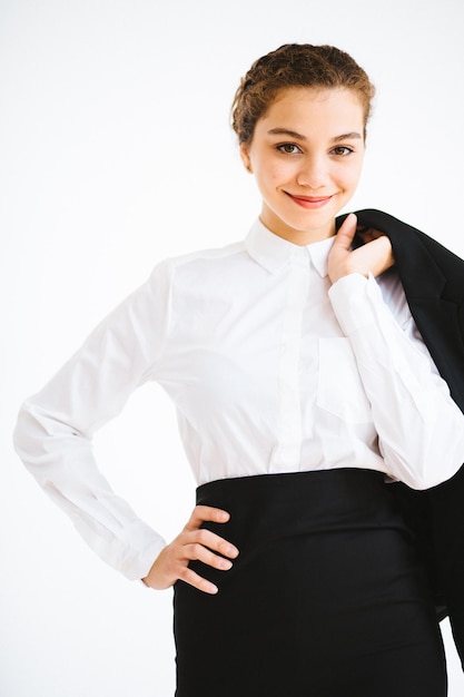 Foto retrato de una mujer de negocios sonriente de pie contra un fondo blanco