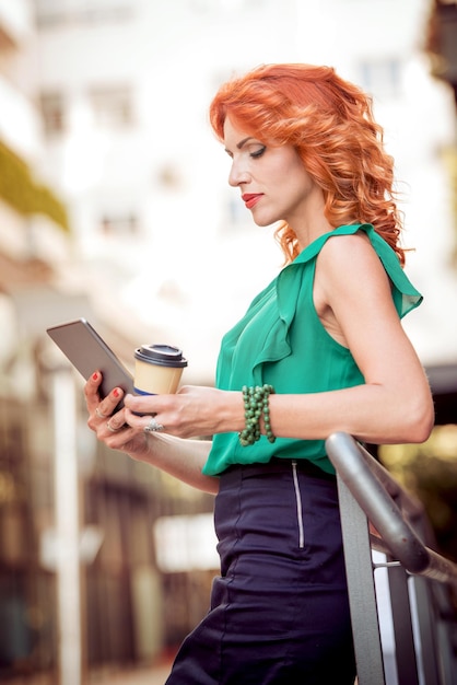 Retrato de mujer de negocios sonriente con tablet pc