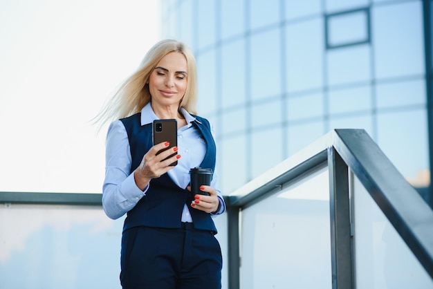 Retrato de una mujer de negocios sonriente