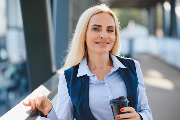 Retrato de una mujer de negocios sonriente