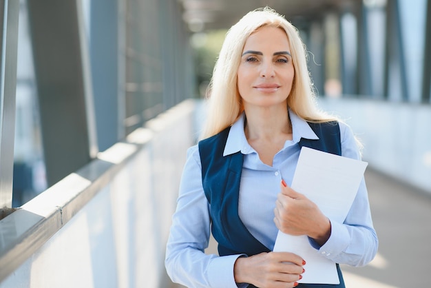 Retrato de una mujer de negocios sonriente