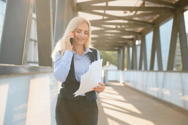 Retrato de una mujer de negocios sonriente