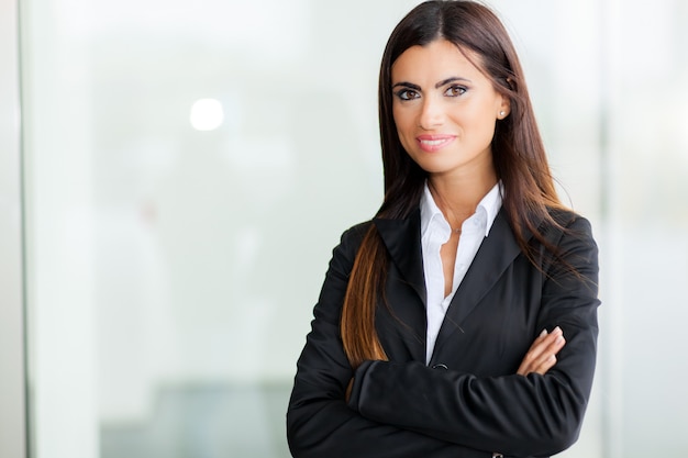 Retrato de una mujer de negocios sonriente