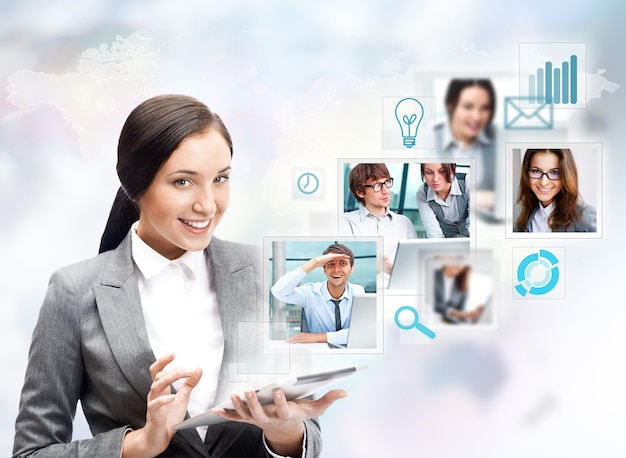 Retrato de una mujer de negocios con su tableta y comunicándose con su equipo en todo el mundo Concepto de comunicaciones internacionales