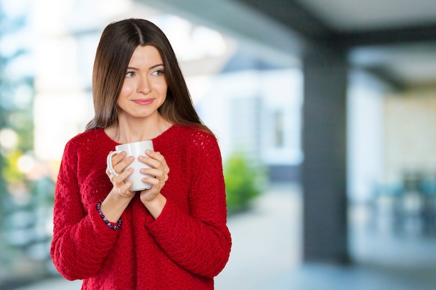 Retrato de mujer de negocios con taza