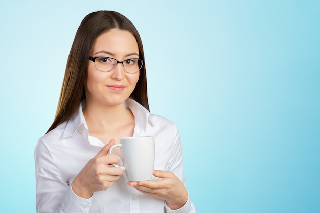 Retrato de mujer de negocios con taza