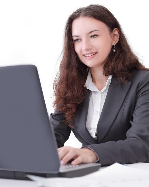 retrato, de, mujer de negocios, trabajando, con, computador portatil