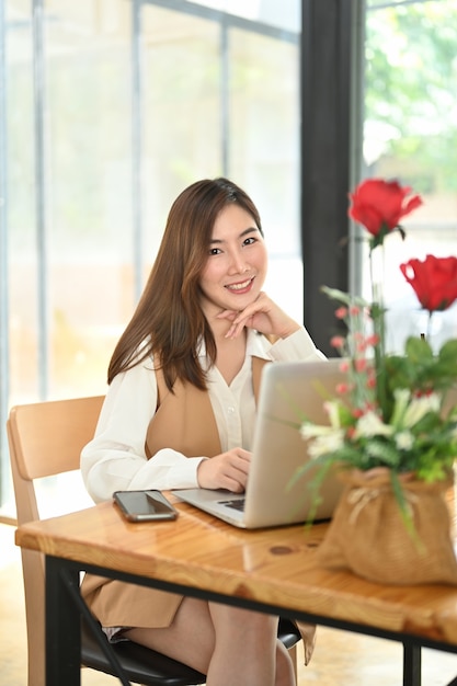 Retrato de mujer de negocios trabajando en equipo portátil