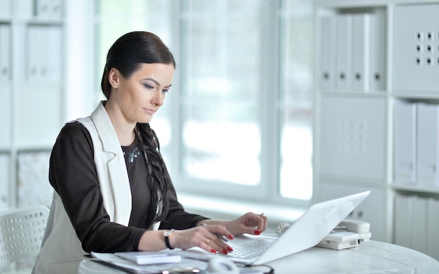 Retrato de mujer de negocios trabajando en oficina