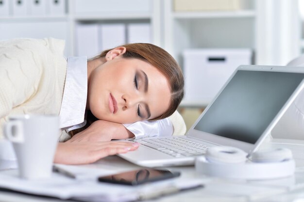 Retrato de una mujer de negocios en el trabajo en la oficina