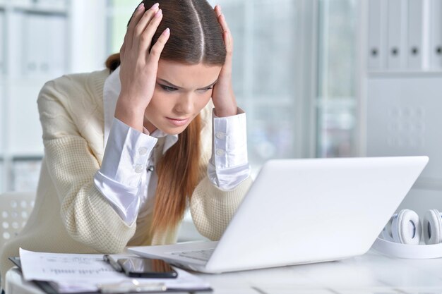 Retrato de una mujer de negocios en el trabajo