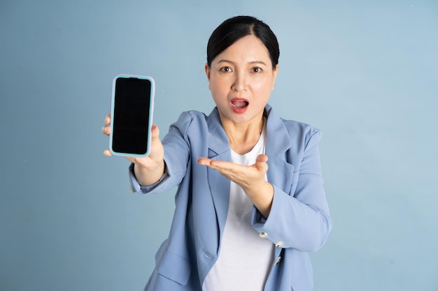 Retrato de una mujer de negocios usando un teléfono inteligente