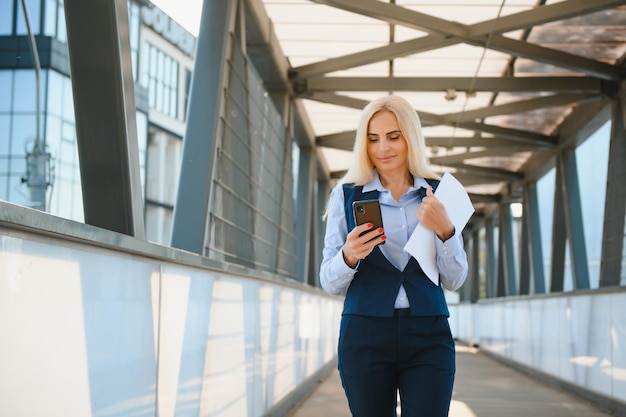 retrato, de, un, mujer de negocios, utilizar, un, teléfono celular