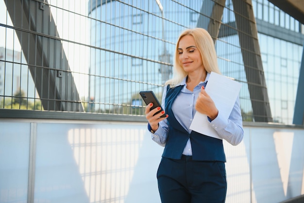 retrato, de, un, mujer de negocios, utilizar, un, teléfono celular