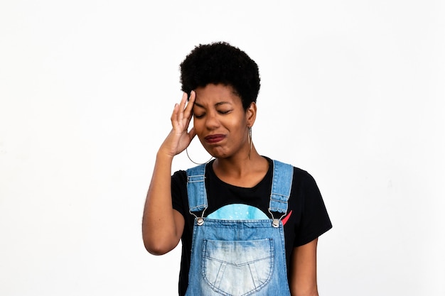 Retrato de mujer negra aislado, fondo blanco.