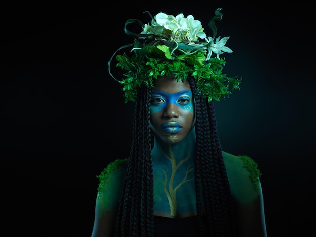 Retrato de mujer negra y cara de belleza de corona de planta y maquillaje sobre fondo oscuro con hoja tropical Persona modelo de hada o Reina de la naturaleza ecología y sostenibilidad para la libertad de arte de corona natural