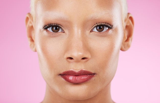 Retrato de mujer negra y cosméticos de belleza de una joven modelo con maquillaje y cuidado de la piel Fondo rosa aislado y estudio con una mujer que se siente tranquila de la dermatología del bienestar del spa y el brillo de la piel de la cara