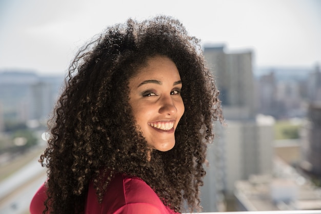 Retrato de mujer negra joven sonriente