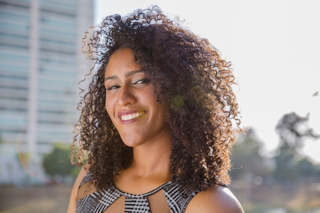 Retrato de mujer negra joven sonriente