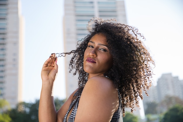 Retrato de mujer negra joven sonriente