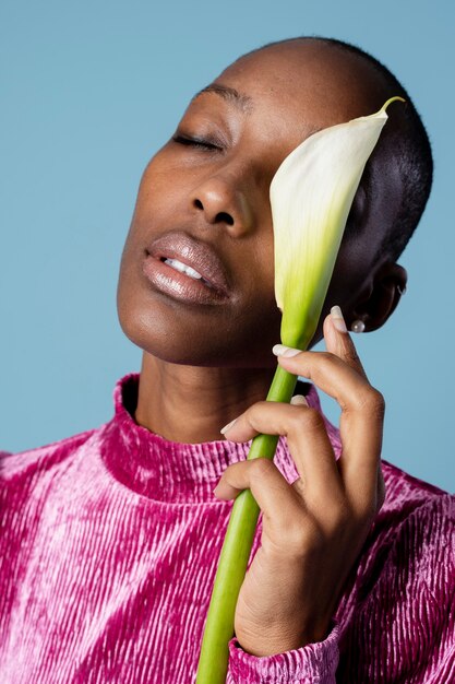 Retrato de una mujer negra con un lirio blanco