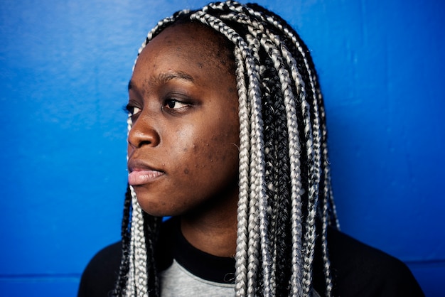 Retrato de mujer negra con pelo de rastas