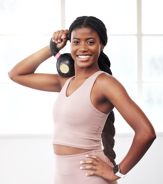 Retrato de mujer negra con pesas rusas y sonrisa para la salud física y la visión para un fuerte enfoque corporal y objetivos Gimnasio chica culturista entrenando y feliz por el ejercicio y el cuidado personal en Atlanta