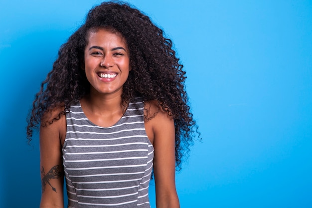 Retrato de mujer negra sonriente con peinado afro