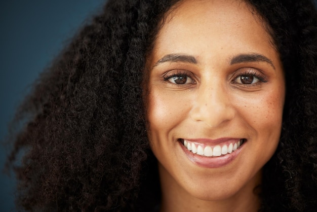 Retrato mujer negra y sonrisa para cosméticos cara desintoxicación o belleza natural en el fondo del estudio Niña afroamericana o maquillaje para una piel suave o clara de lujo con bienestar y salud