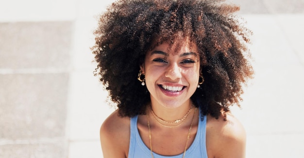 Retrato de mujer negra y sonrisa en el sol de la ciudad y niña en la ciudad de descanso y casual con felicidad Mujer afroamericana y cara afuera feliz y fin de semana para relajarse sin preocupaciones y libertad