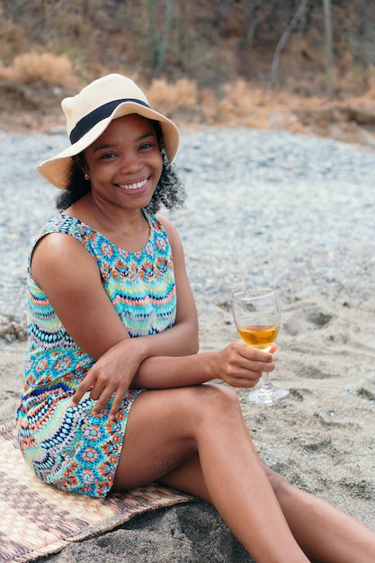 Retrato, de, un, mujer negra, tenencia, un, copa de vino