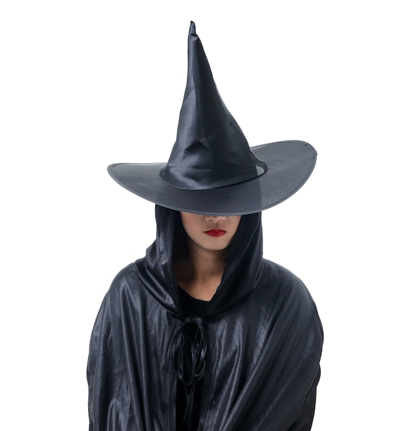 Foto retrato de mujer de negro scary bruja traje de halloween de pie con sombrero blanco aislado