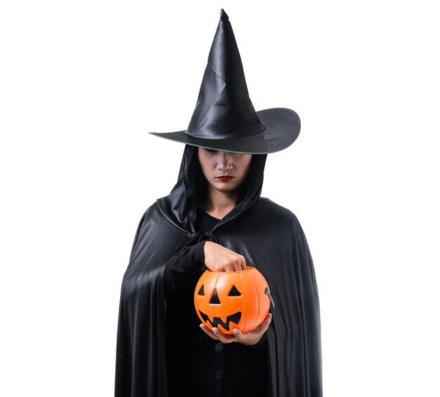 Retrato de mujer de negro Scary bruja traje de halloween de pie con sombrero blanco aislado