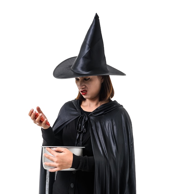 Foto retrato de mujer de negro scary bruja traje de halloween de pie con sombrero blanco aislado