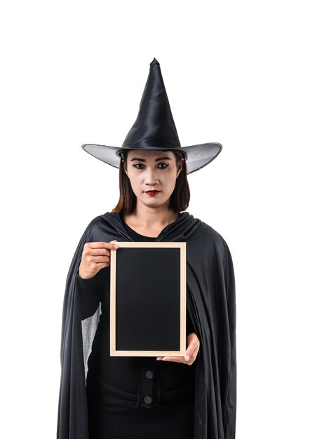 Retrato de mujer de negro Scary bruja traje de halloween de pie con sombrero blanco aislado