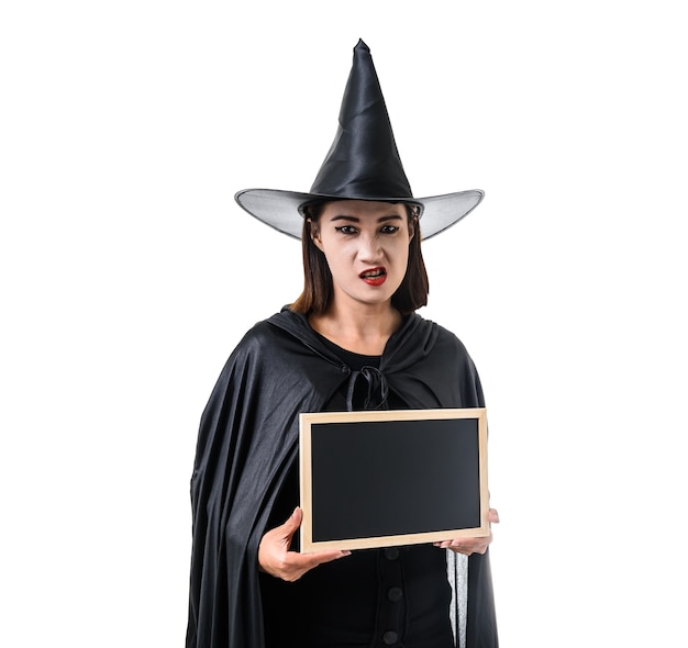 Foto retrato de mujer de negro scary bruja traje de halloween de pie con sombrero blanco aislado