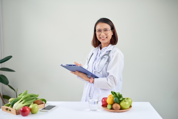 Foto retrato de mujer nutricionista en su oficina