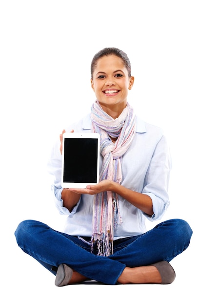 Retrato de mujer o maqueta de pantalla de tableta sobre fondo blanco aislado para redes sociales o sitio web de aprendizaje electrónico Maqueta de tecnología digital o espacio publicitario en blanco para sonrisa o estudiante universitario de estudio