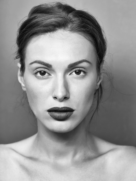 Foto retrato de mujer o niña de maquillaje femenino con labios sexy en cara bonita y cabello moreno tiene moda