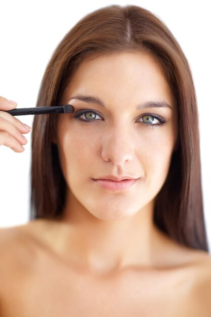 Retrato de mujer o pincel de sombra de ojos para maquillaje de belleza y cuidado de la piel cosméticos y aplicación en estudio sobre fondo blanco Persona o producto de cuidado personal para rutina de brillo ocular y estética en maqueta