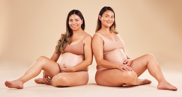 Retrato de mujer o sentado y embarazo progreso del crecimiento de la barriga del estómago o bienestar de la salud del bebé en el fondo del estudio Sonrisa feliz o amigos en ropa interior embarazada para apoyo solidario o amor